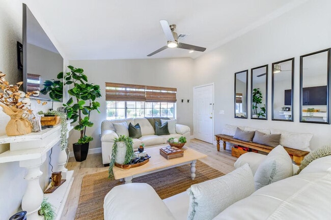 Building Photo - 1120 N Val Vista Dr Unit SI ID1386007P