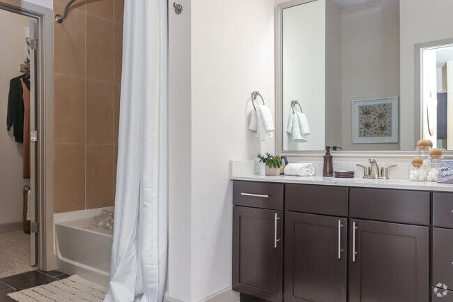 1BR, 1BA - 797SF - A2 - Bathroom - Axis 3700