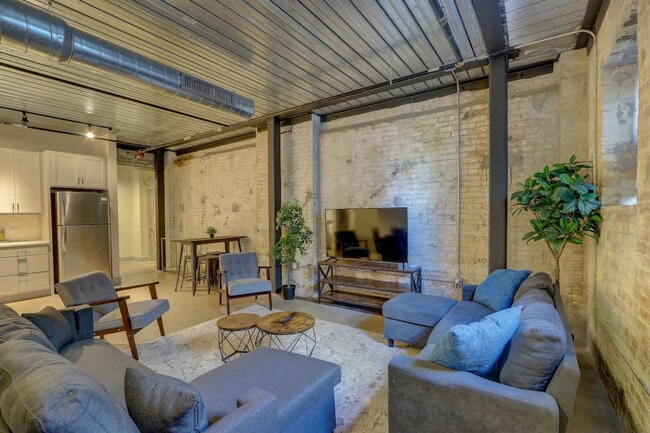 Building Photo - 1011 W Juneau Ave Unit ID1263023P