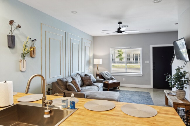 Building Photo - 219 W 22nd St Unit ID1072443P