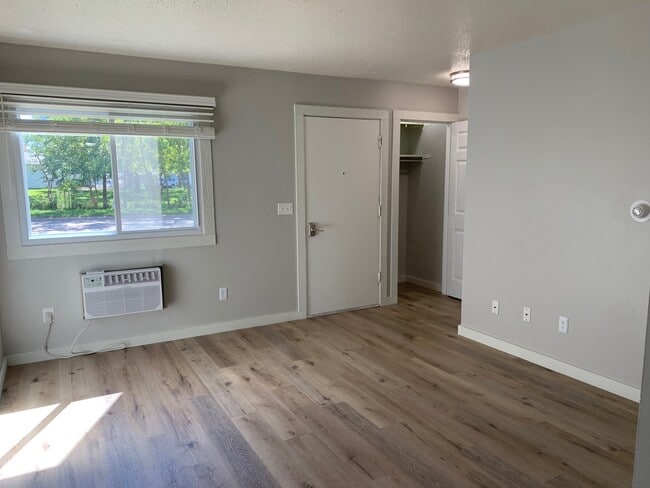 Living room - Riverside Apartments and Townhomes