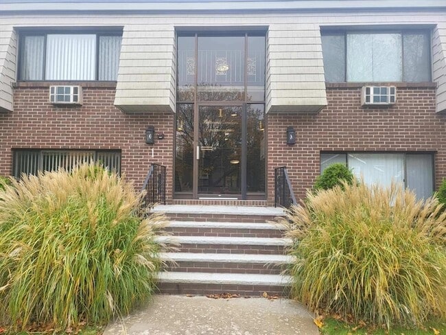 Photo - 1 Hallmark Gdns Unit 1