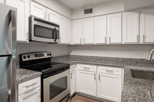 Photo - Cortland Van Dorn