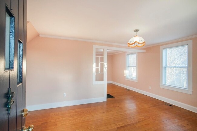 Photo - 909 Clarke St