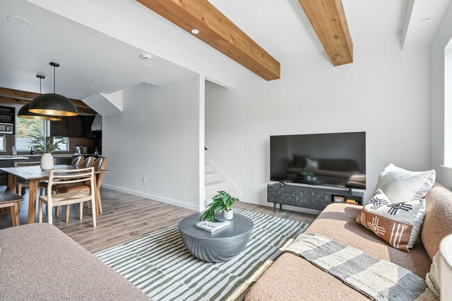 Building Photo - 925 NE 23rd Ave Unit ID1309877P