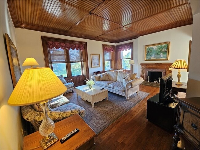 Photo - 364 Bellevue Ave