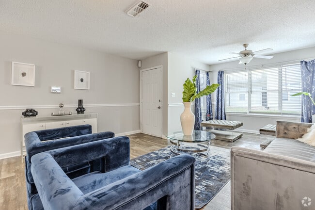 2BR, 2BA - 1152SF - The Park at London