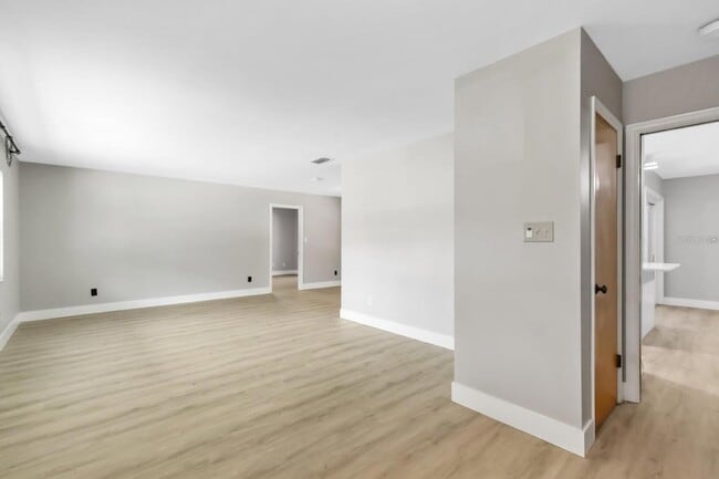 Photo - 3326 Young St