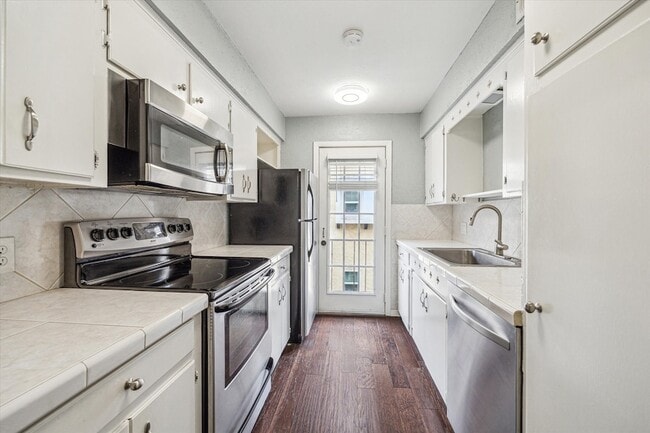 Building Photo - 2744 Briarhurst Dr Unit 16