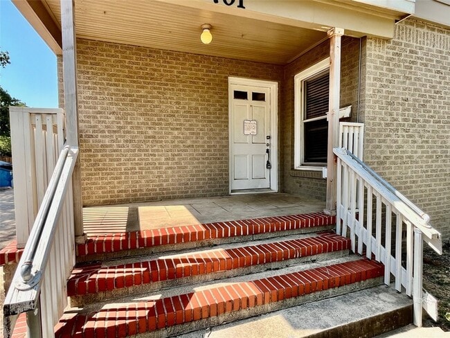 Photo - 701 W Sycamore St