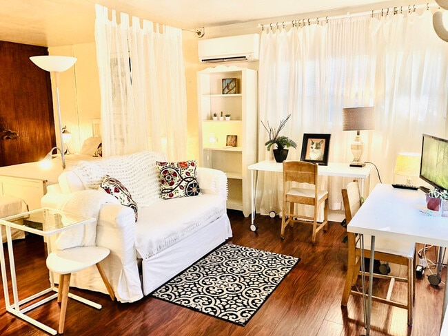 Building Photo - 4136 Beach Dr SW Unit ID1293683P