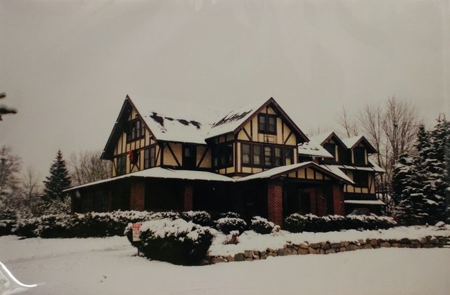 Building Photo - 1537 S Water St