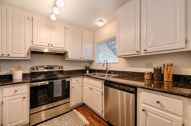 Belmont Kitchen - Harbor Oaks Apartments