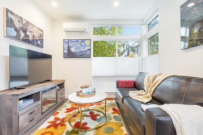 Building Photo - 9413 Roosevelt Way NE Unit SI ID1035915P