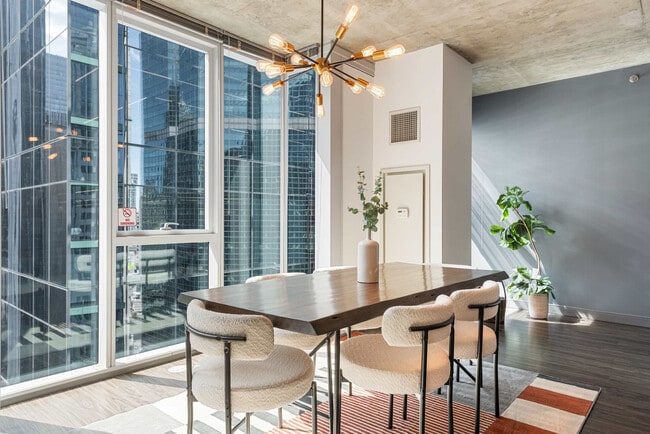 Photo - 215 W Lake St Unit ID1029613P