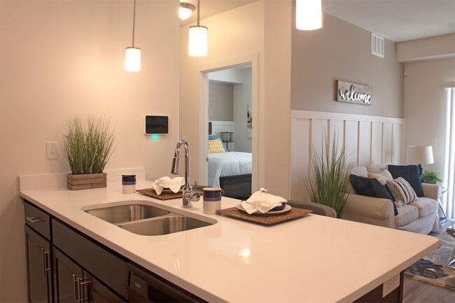 Adams Kitchen and Livingroom - Seasons on Skyline