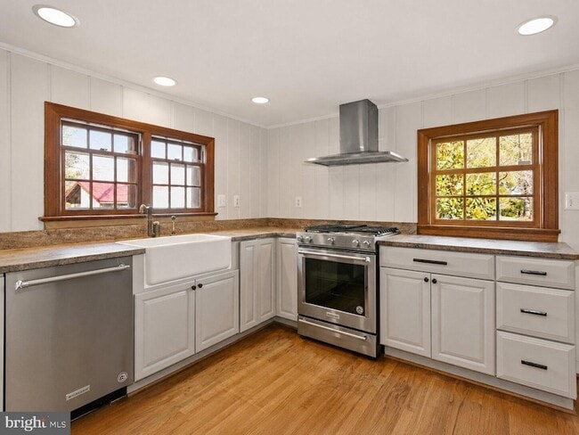 Photo - 326 Walker Rd