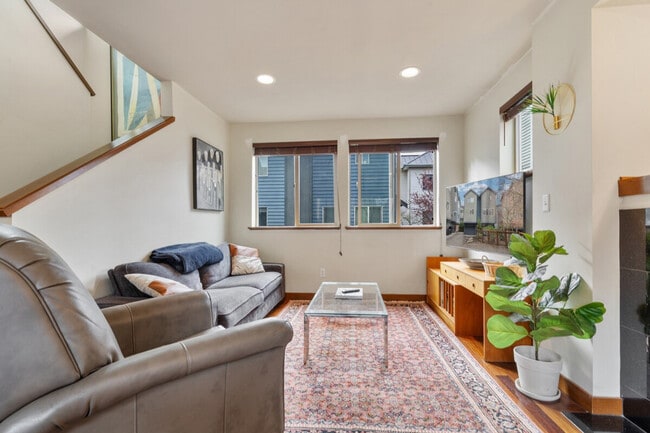 Building Photo - 4401 SW Raymond St Unit ID1324820P