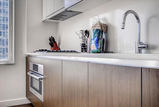 Photo - 605 W 42nd St Unit ID1016966P