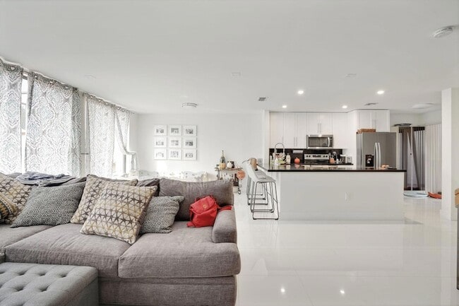 Building Photo - 3961 Adra Ave