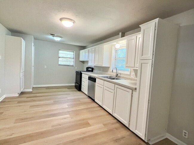 Photo - 111 E Doris Dr