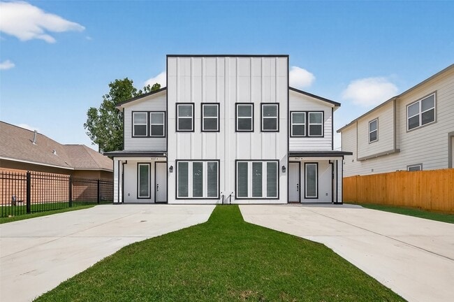 Building Photo - 5027 Willow Glen Dr Unit A