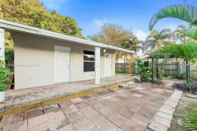 Photo - 1565 NE 32nd St