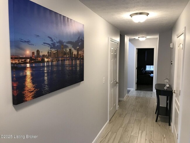 Photo - 620 W Utica St