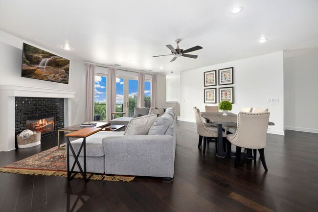 Building Photo - 313 E Noble Ln Unit ID1221817P