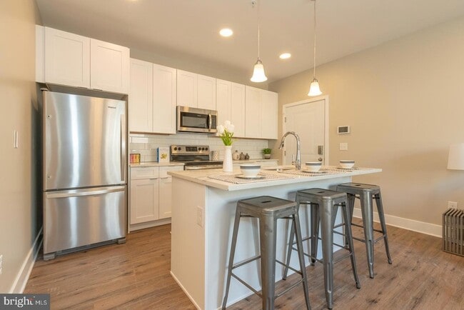 Building Photo - 2220-28 Master St Unit 1