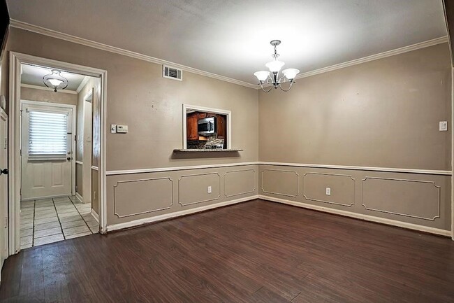 Photo - 1807 Saxony Ln