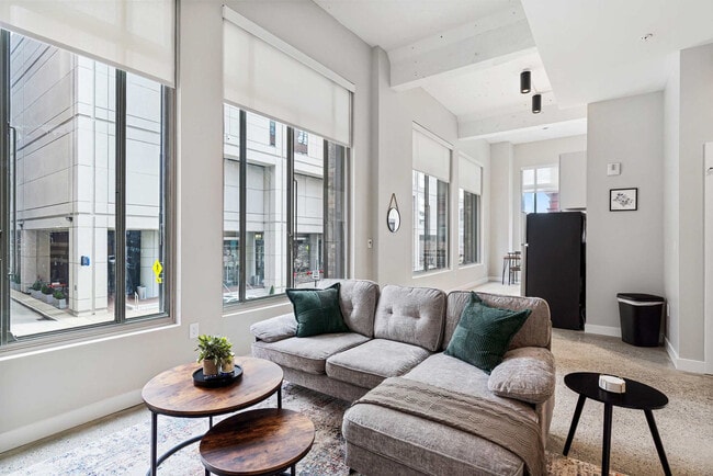 Building Photo - 205 W 4th St Unit ID1354362P