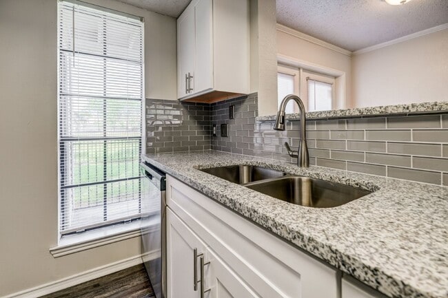 Photo - Chateau Des Lions Apartment Homes