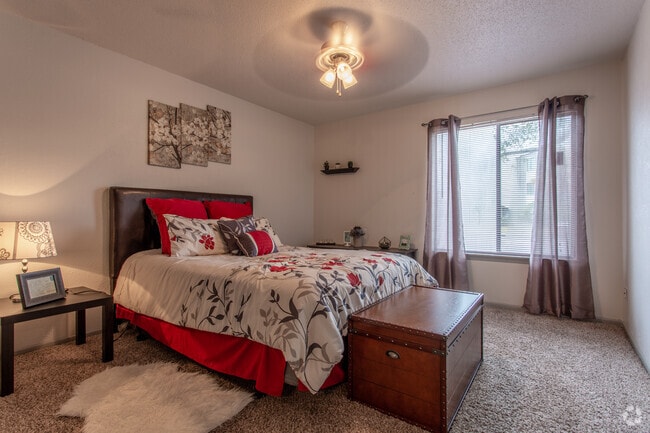 2 Br, Bedroom - Glen Oaks