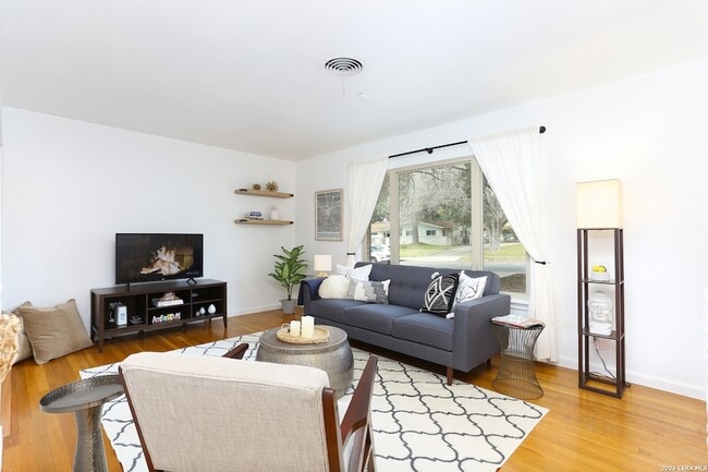 Photo - 2806 Belvoir Dr