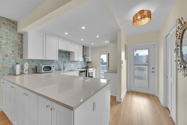 Building Photo - 2731 NE 14th Street Causeway Unit 421