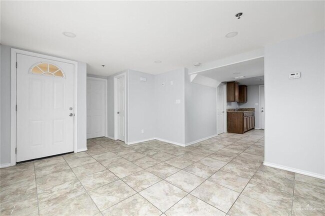 Photo - 416 E 5th St Unit C3