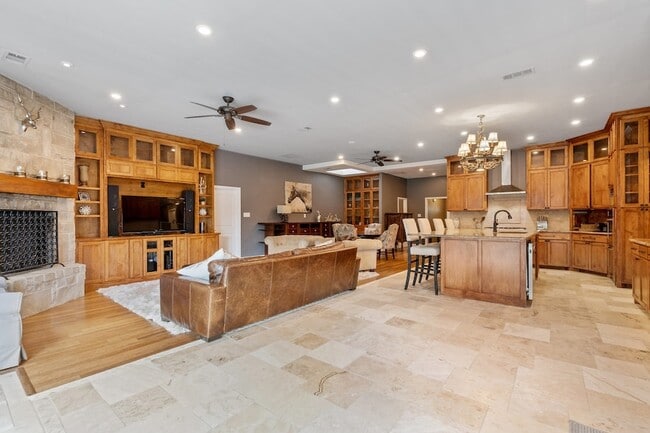 Photo - 2413 Taylor St