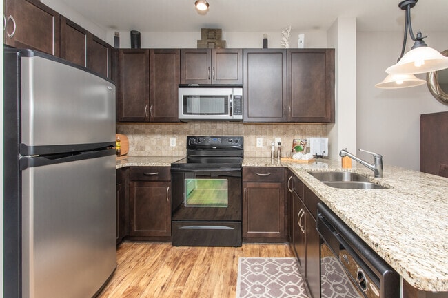 2BR, 2BA - 1081SF - Gables Midtown