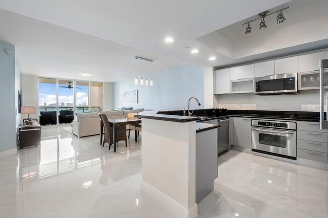 Building Photo - 2650 Lake Shore Dr Unit 1003