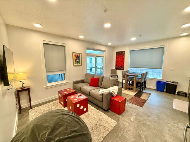 Building Photo - 385 S 400 E Unit ID1389256P