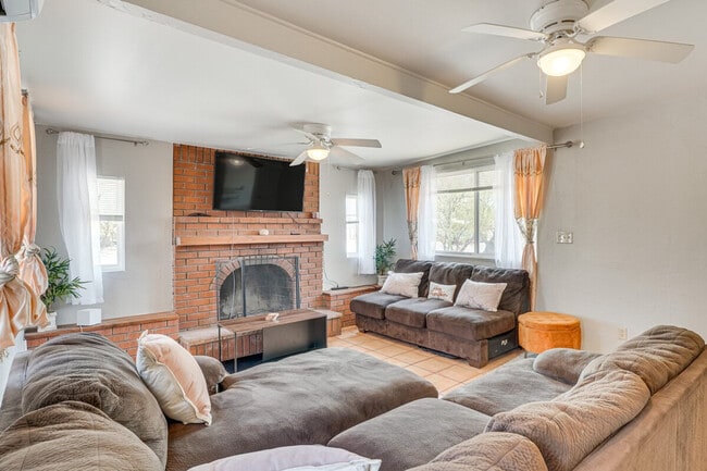 Building Photo - 858 E Alturas St Unit SI ID1385820P