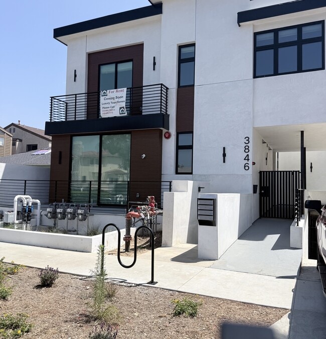 Building Photo - 3846 Bentley Ave
