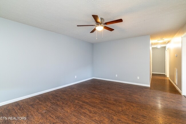 Photo - 2013 Paris Rd NW