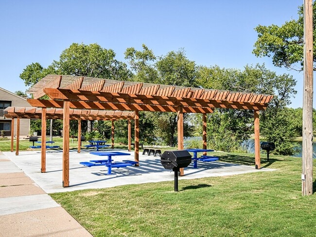 Shaded Picnic Areas - MacArthurs Lake Apartments