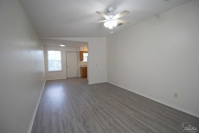 Photo - 404 Oak Knoll Ln