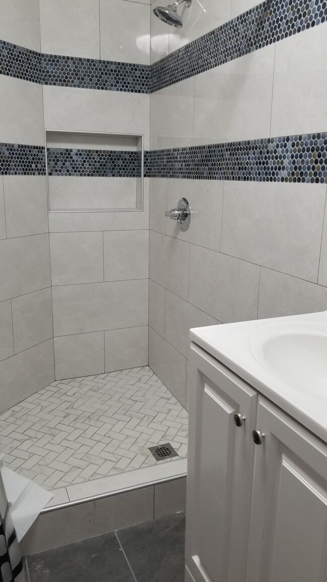 Large Shower rooms - 620 Dillingham Blvd Apartments