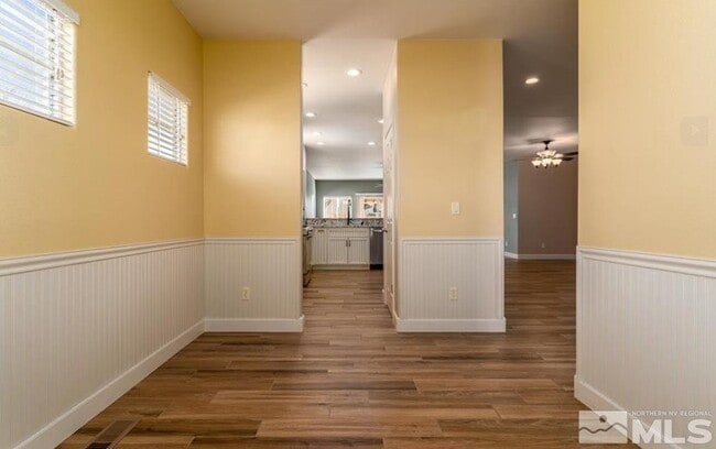 Photo - 971 Iris Ln
