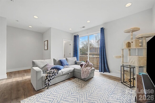 Photo - 840 E 18th St