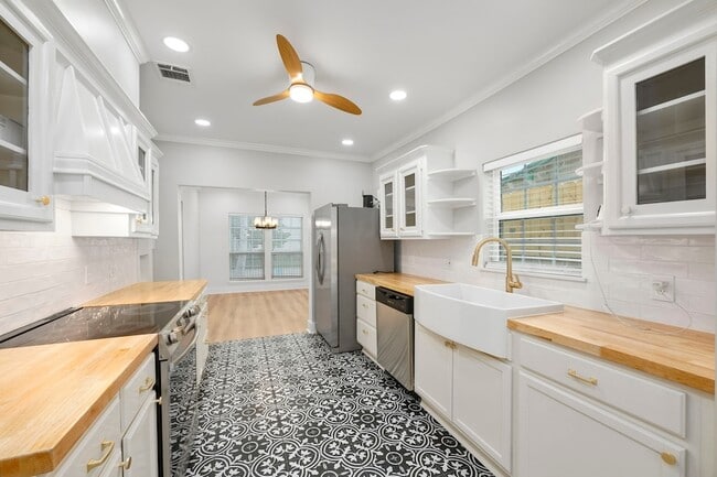 Photo - 6411 Illinois St